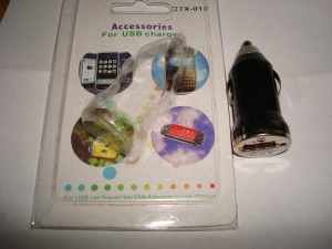 АЗУ USB 1 гнездо "MINI " 800-1000 ma черные и белые (0,4А ) .