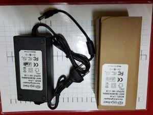 блок питания 18V 2A (5,5 с усами ) LP 54 (2,7 A) .