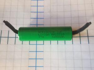 акб Li-ion 18650 3200mah " XS зеленый HCR-32F с КЛЕММАМИ " ( протестирован 2700 маH ,12A держит до 3V, 48 ом )